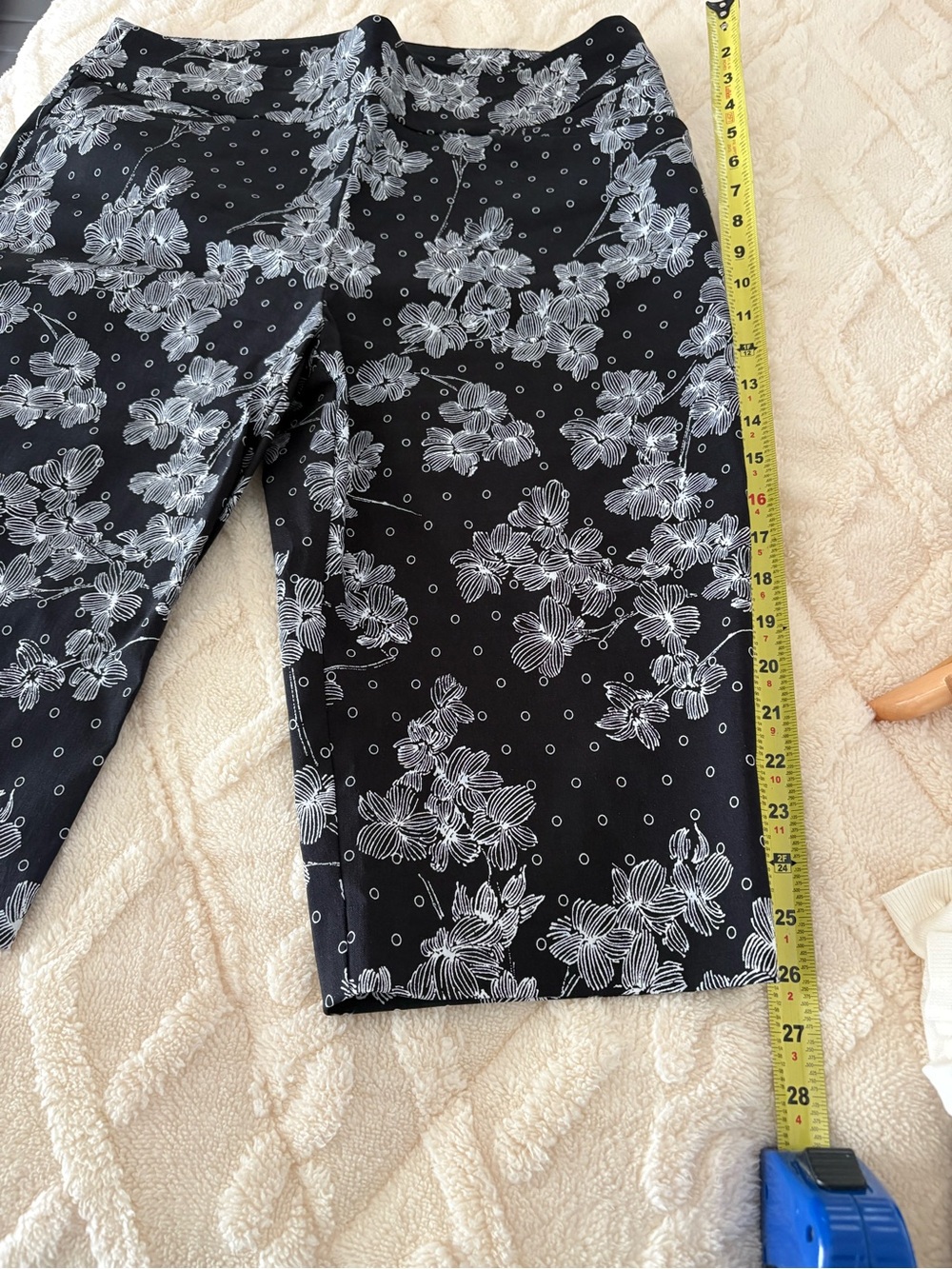 Chico's Black Floral Print Capris 2.5